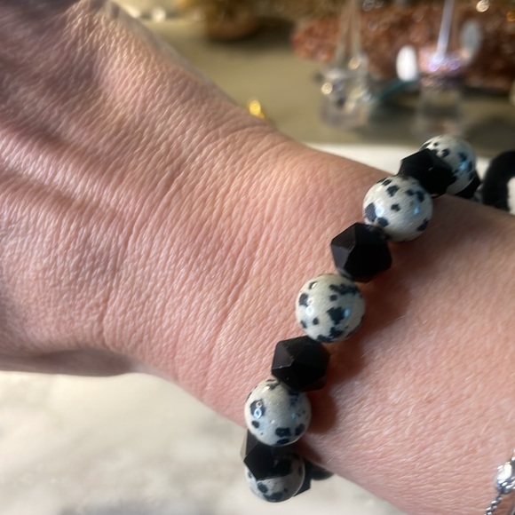 Dalmatian Jasper & black onyx bracelet in 7” - Picture 3 of 4